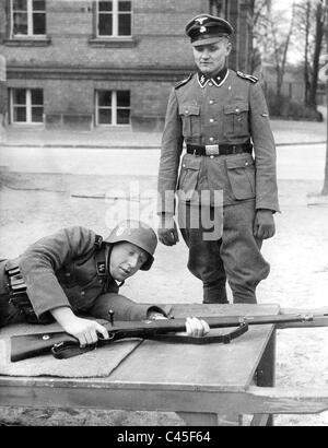Mitglieder des "SS Body Guard Regiment Adolf Hitler" während der Übungen Stockfoto