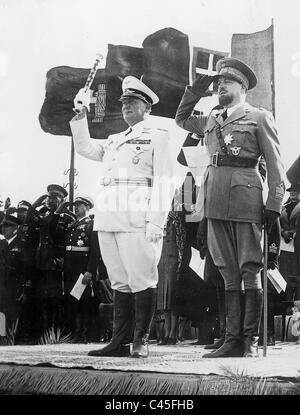 Hermann Goering und Marschalls Balbo untersuchen eine parade Stockfoto