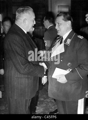 von Neurath gratuliert Göring zu seinem 45. Geburtstag Stockfoto