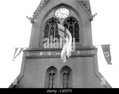 Hakenkreuzfahne und Kirche Flagge auf der Lazarus-Kirche in Berlin, 1933 Stockfoto