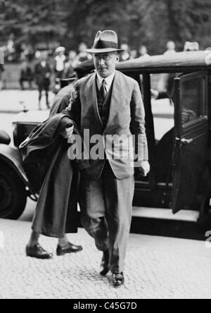 Heinrich Bruening vor dem Reichstag, 1932 Stockfoto