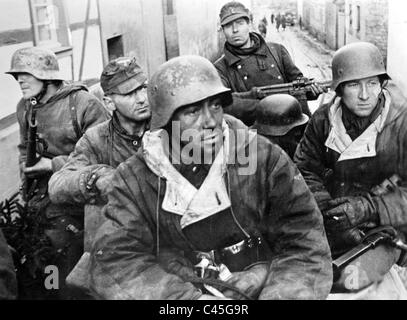 Deutsche Soldaten auf gepanzerte Mannschaftswagen, 1945 Stockfoto