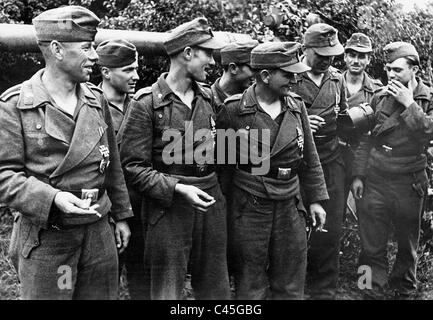 Deutsche Panzerbesatzungen nach einem Kampf, 1944 Stockfoto