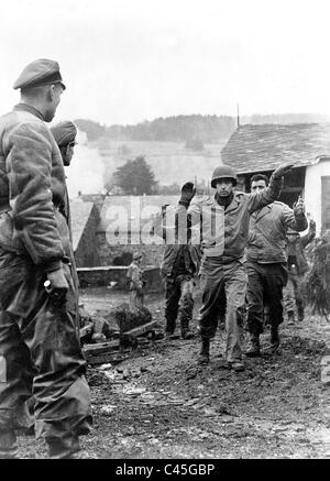 Amerikanische Soldaten Hingabe an eine Einheit der Waffen-SS, 1945 Stockfoto