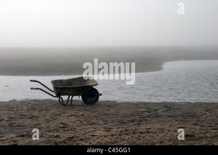 Das Bild zeigt eine alte verlassene Schubkarre neblig Strandhotel in Blackpool. Stockfoto