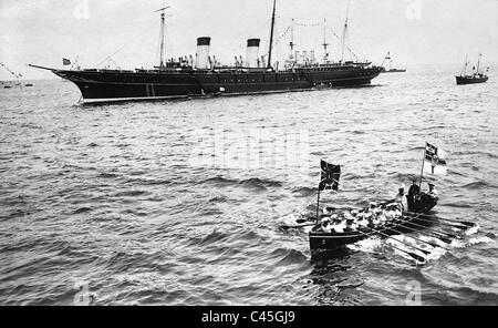 Wilhelm II. verlässt die russische Yacht 'Standart' nach dem Treffen mit Nicholas II. 1907 Stockfoto