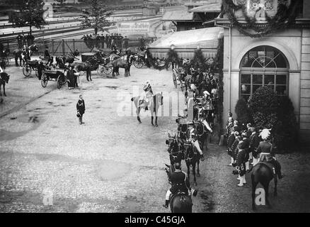 Kaiser Wilhelm II. begrüßt Muzaffar Ad-Din Qajar in Potsdam, 1902 Stockfoto