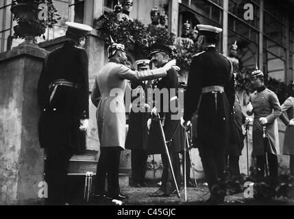 George V. und Wilhelm II. vor dem Casino 1. Dragoon Guards Regiment in Berlin, 1913 Stockfoto