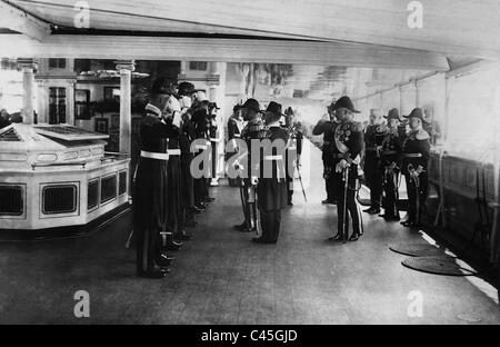 Wilhelm II. Nicholas II stellt. seine Offiziere von Karpf auf dem "Hohenzollern", 1912 Stockfoto