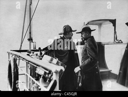 Kaiser Wilhelm II. mit Prince George auf der Brücke der "Hohenzollern, 1907 Stockfoto