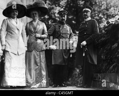 Wilhelm II., Kaiserin Auguste Viktoria und Adolf Friedrich V. von Mecklenburg-Strelitz, 1911 Stockfoto