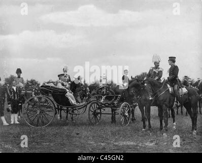 Kaiser Wilhelm II. und Kaiserin Auguste Viktoria während eines Manövers, 1902 Stockfoto