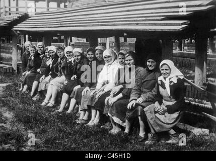 Zwangsarbeiterinnen und Zwangsarbeiter in der Pause, 1942 Stockfoto