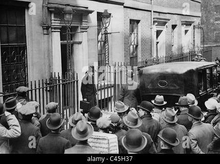 Winston Churchill verlässt sein Haus in der Downing Street, 1925 Stockfoto