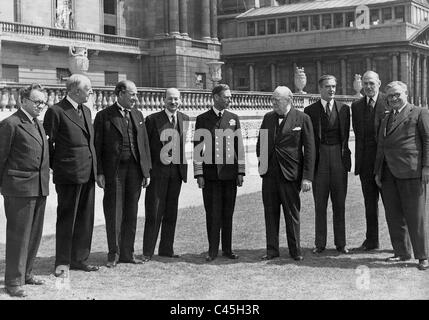 Winston Churchill mit seinem Kabinett und König George VI., 1944 Stockfoto