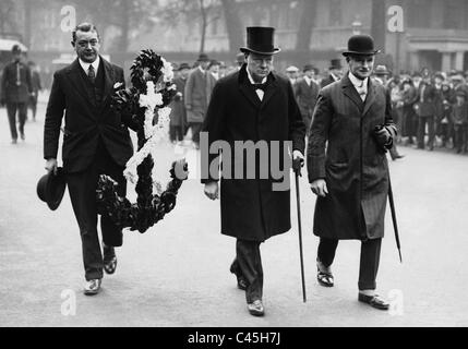 Winston Churchill auf dem Weg zu einer Kranzniederlegung, 1927 Stockfoto