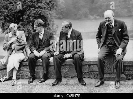 Winston Churchill mit seiner Frau und Léon Blum in Westerham, 1939 Stockfoto