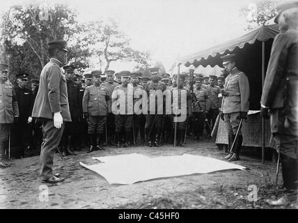 Kaiser Hirohito mit japanischen Chef des Generalstabs während eines Manövers, 1930 Stockfoto