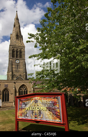 Turm der Kathedrale von Leicester mit Welcome Schild vorne, Leicester, England, UK Stockfoto