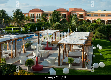 Outdoor-Tag Betten in einem Ferien-Resort entlang der Riviera Maya auf der Halbinsel Yucatan, Mexiko, westliche Karibik Stockfoto