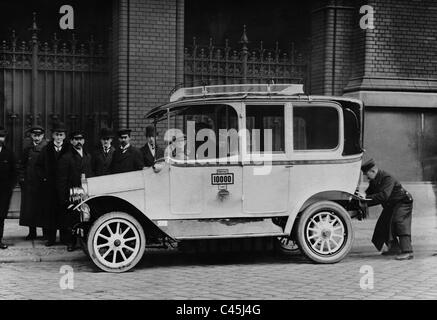 Elektroauto vor dem Polizeipräsidium in Berlin, 1914 Stockfoto