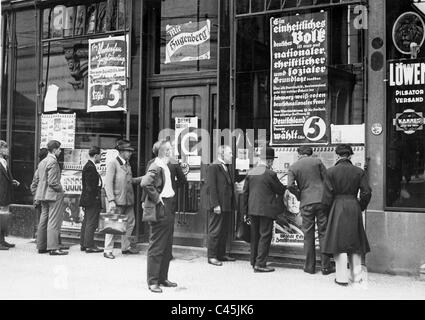 Passanten vor einem Wahllokal von der DNVP kurz vor der Reichstagswahl am 31. Juli 1932. Stockfoto