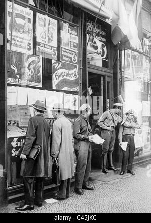 Passanten vor einem Wahllokal von der DNVP kurz vor der Reichstagswahl am 31. Juli 1932. Stockfoto