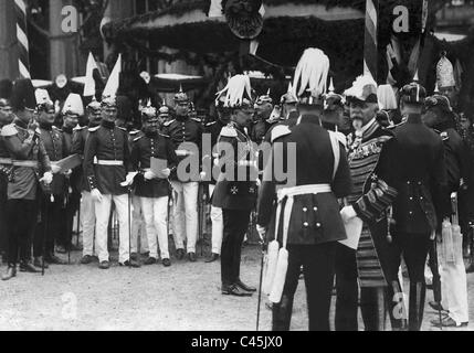 Kaiser Wilhelm II. und Prinz Adalbert Prinz William am Schrippenfest (Brot Roll Festival), 1911 Stockfoto