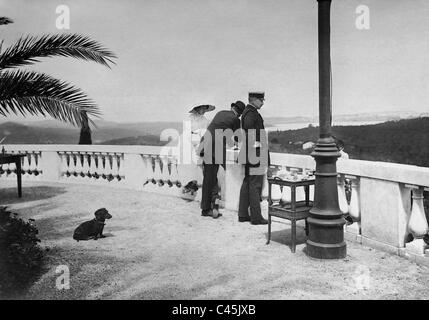 Kaiser Wilhelm II., Kaiserin August Viktoria und Fürst Max Egon II. Zu Fürstenberg auf Korfu, 1912 Stockfoto