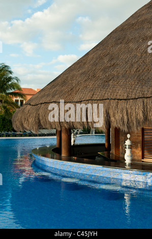 Der Pool-Bar in einem Resort an der Riviera Maya in Mexiko, westliche Karibik an einem teilweise bewölkten Tag. Unterwasser Hocker an der Bar. Stockfoto