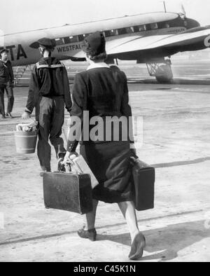 Stewardess auf dem Weg zu einer Focke-Wulf 200 Condor, 1938 Stockfoto