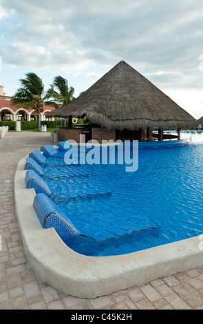 Der Pool-Bar in einem Resort an der Riviera Maya in Mexiko, westliche Karibik an einem teilweise bewölkten Tag. Stockfoto