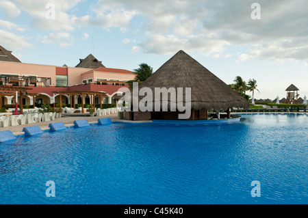 Der Pool-Bar in einem Resort an der Riviera Maya in Mexiko, westliche Karibik an einem teilweise bewölkten Tag Stockfoto