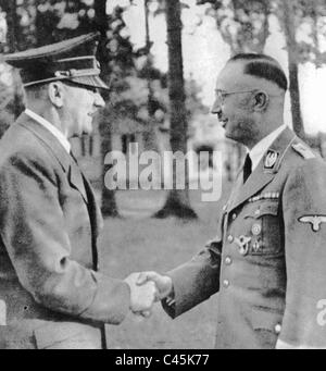 Adolf Hitler begrüßt Heinrich Himmler, 1943 Stockfoto