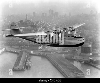 PanAm Wasserflugzeug Martin M-130 über San Francisco, 1935 Stockfoto