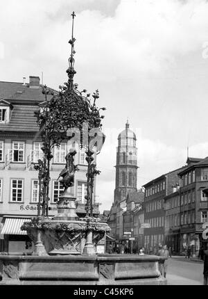 Rathausplatz in Göttingen mit dem Gaenseliesel-Brunnen. Stockfoto