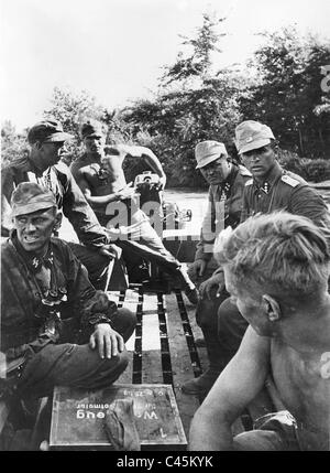 Soldaten der Waffen-SS bei einem Angriff Boot, 1942 Stockfoto