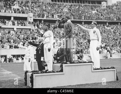 Jesse Owens, Lutz lange und NaotoTajiama bei der Preisverleihung, 1936 Stockfoto