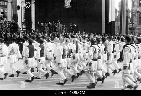 Parade der Bauer Jungs in traditionellen Kostümen mit Hitlergruß während einer faschistischen Kundgebung Stockfoto