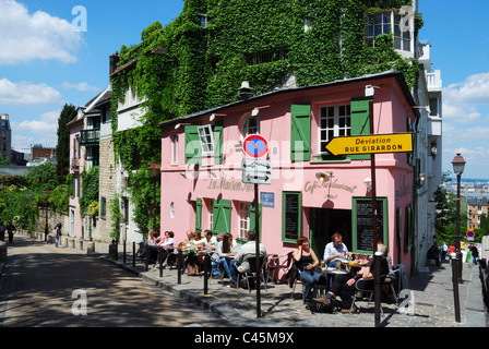 Menschen saßen vor einem Café in Montmartre, Paris Stockfoto