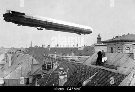 Zeppelin Luftschiff "LZ 3" fliegen über München, 1909 Stockfoto