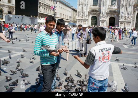 Jugendliche, die Fütterung von Tauben auf der Piazza del Duomo, Mailand / Milano Stockfoto