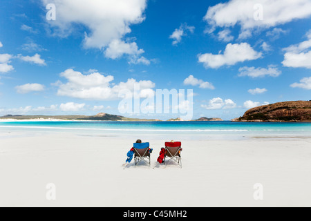 Paar am Strand von Lucky Bay entspannen. Cape Le Grand Nationalpark, Esperance, Western Australia, Australien Stockfoto