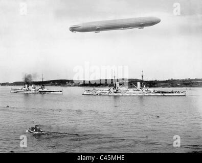 Zeppelin Luftschiff "Hansa" (LZ 13) während der Kieler Woche, 1913 Stockfoto