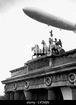 Das Zeppelin-Luftschiff "Hindenburg" (LZ 129), über das Brandenburger Tor, 1936 Stockfoto