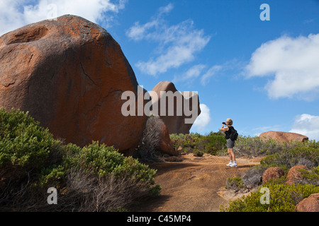 Wanderer am Rock Pfeifen. Distel Cove, Cape Le Grand Nationalpark, Esperance, Western Australia, Australien Stockfoto