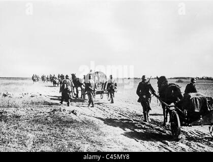 Deutsche Soldaten marschieren an der Ostfront, 1941 Stockfoto