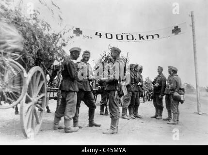 Deutsche Infanterie Soldaten während eines Marsches brechen an der Ostfront, 1941 Stockfoto