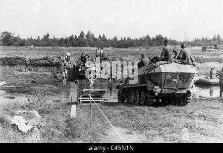 Deutsche gepanzerte Mannschaftswagen an der Ostfront, 1941 Stockfoto