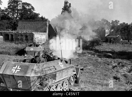 Deutsche gepanzerte Mannschaftswagen auf dem Truppenübungsplatz, 1942 Stockfoto